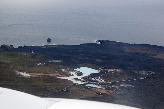 2011-06-26_19-14-48 island.jpg - Landeanflug ber der Blauen Lagune